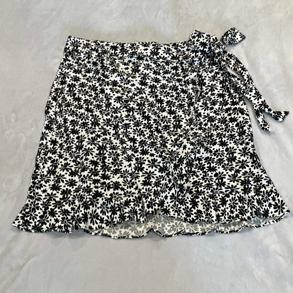 NWT loft black and white floral skirt